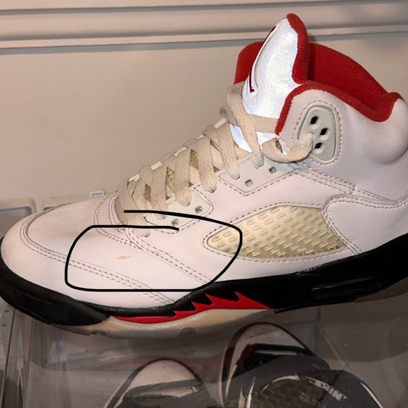 AIR JORDAN 5 FIRE RED SIZE 5 YOUTH (6.5 WOMENS) - Picture 3 of 6